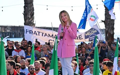 Leader of Italian far-right party "Fratelli d'Italia" (Brothers of Italy), Giorgia Meloni flashes the victory sign as she delivers a speech on September 23, 2022 at the Arenile di Bagnoli beachfront location in Naples, southern Italy, during a rally closing her party's campaign for the September 25 general election. (Andreas SOLARO / AFP)