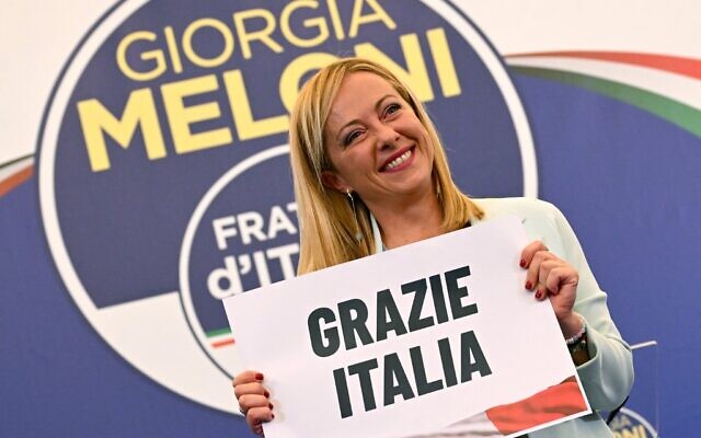 Leader of Italian far-right party "Fratelli d'Italia" (Brothers of Italy), Giorgia Meloni holds a placard reading "Thank You Italy" after she delivered an address at her party's campaign headquarters overnight on September 26, 2022 in Rome, after the country voted in a legislative election. Meloni is on course to take power at the heart of Europe. (Andreas SOLARO / AFP)