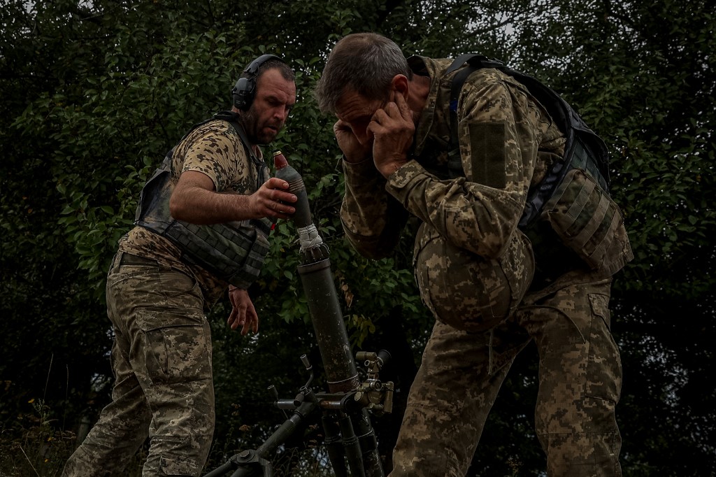Ukrainian soldiers fire a mortar launcher at a position along the front line in the Donetsk region on September 26, 2022, amid Russia’s invasion of Ukraine. (ANATOLII STEPANOV / AFP)