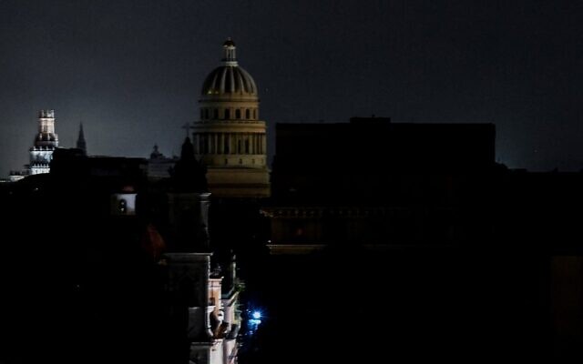 The El Capitolio Nacional building is seen during a blackout in Havana, on September 27, 2022 (YAMIL LAGE / AFP)