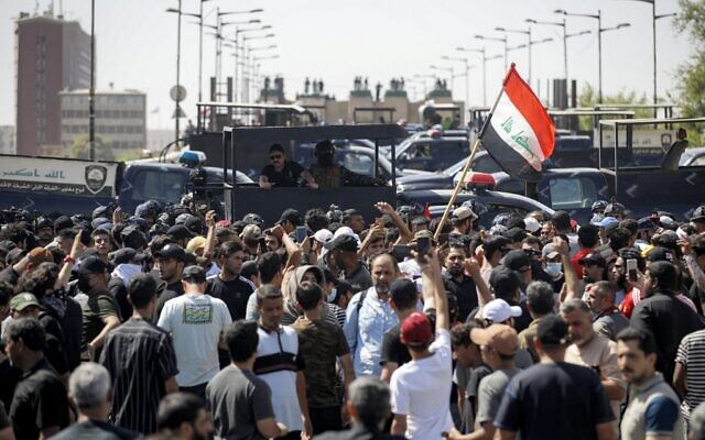 Iraqi demonstrators gather in Tahrir Square in the center of Baghdad on September 28, 2022 ahead of a parliament session in the nearby high-security Green Zone. (Ahmad AL-RUBAYE / AFP)