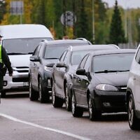 A border guard officer controls the vehicles entering Finland at the border checkpoint crossing in Vaalimaa, Finland, on the border with the Russian Federation on September 29, 2022. (Alessandro RAMPAZZO / AFP)