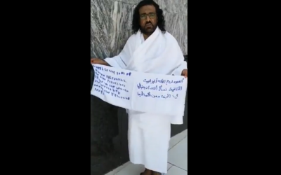 A Yemeni national holding a banner that reads: "Umrah for the soul of Queen Elizabeth II, we ask God to accept her in heaven and among the righteous," during a pilgrimage to Mecca, Saudi Arabia. (Twitter screenshot, used in accordance with Clause 27a of the Copyright Law)