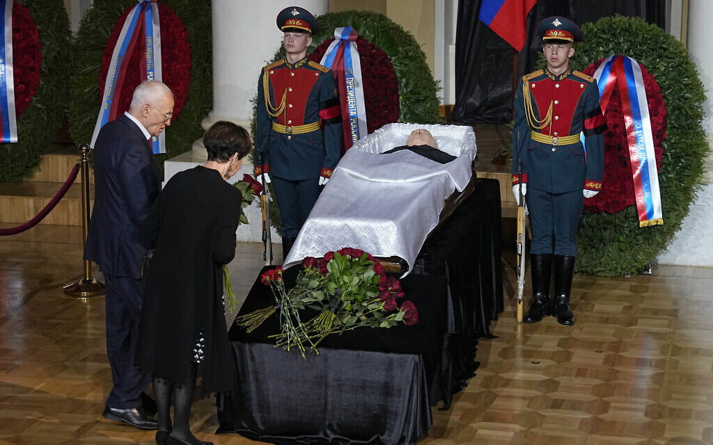Vladimir Putin pays respects to former Soviet leader Mikhail Gorbachev but  won't attend his funeral - ABC News