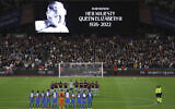 Team players stand on the pitch during minutes silence following the death of Queen Elizabeth II prior the Group B Europa Conference League soccer match between West Ham and FCSB Steaua Bucharest at London Stadium in London, September 8, 2022. (AP Photo/Ian Walton)
