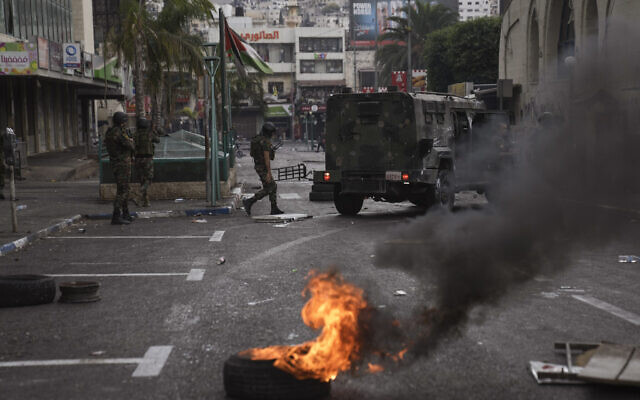 Palestinian security forces clash with Palestinians following an arrest raid against local terrorists, in the West Bank city of Nablus, September 20, 2022. (AP Photo/Nasser Nasser)