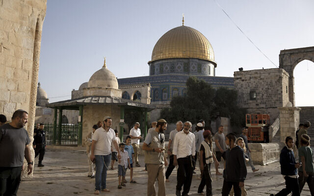 Jews visit the Temple Mount on the eve of Rosh Hashanah, September 25, 2022. (AP Photo/ Maya Alleruzzo)