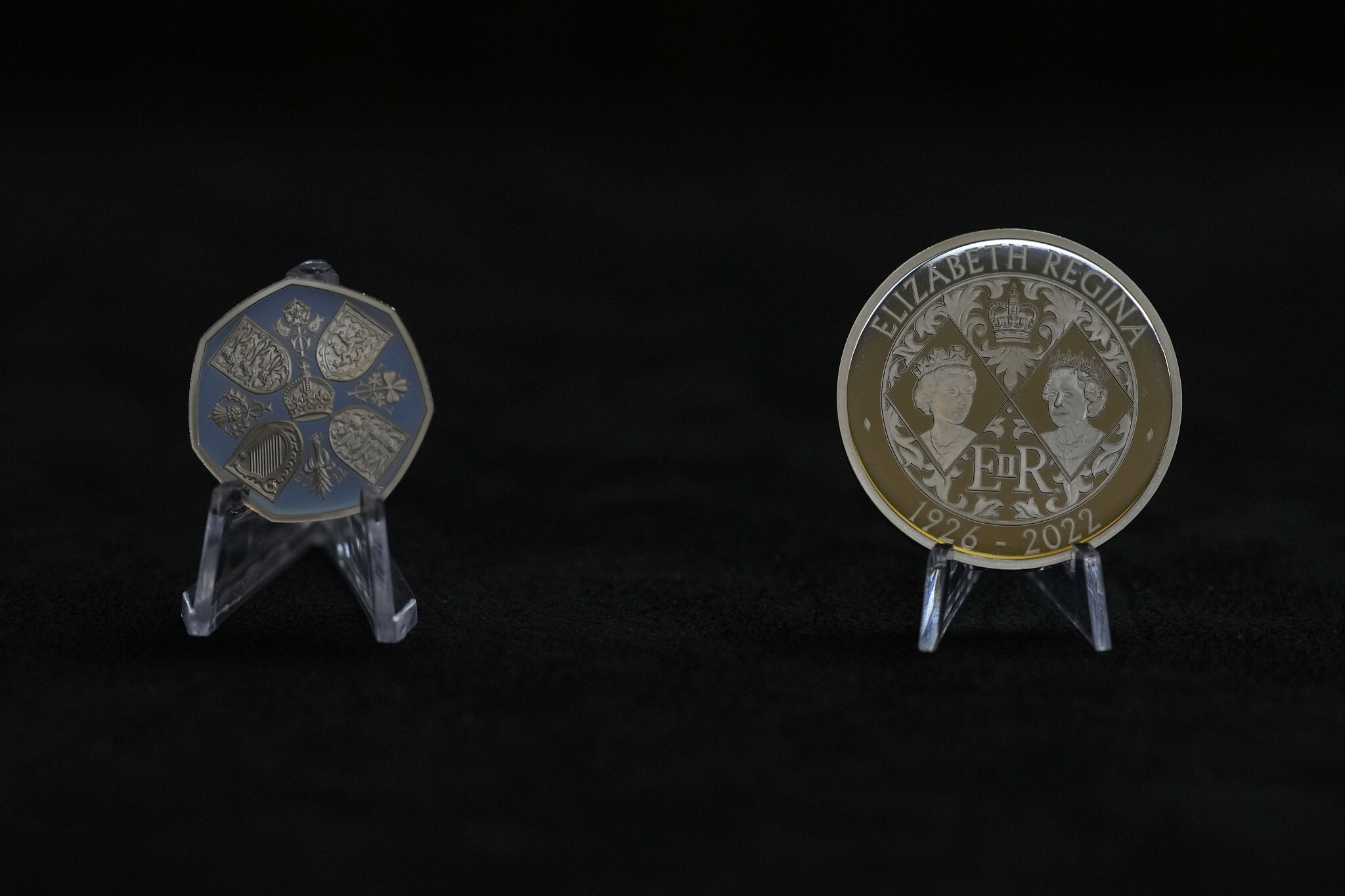 First Coins Depicting King Charles Iii Unveiled By Uk Royal Mint The Times Of Israel