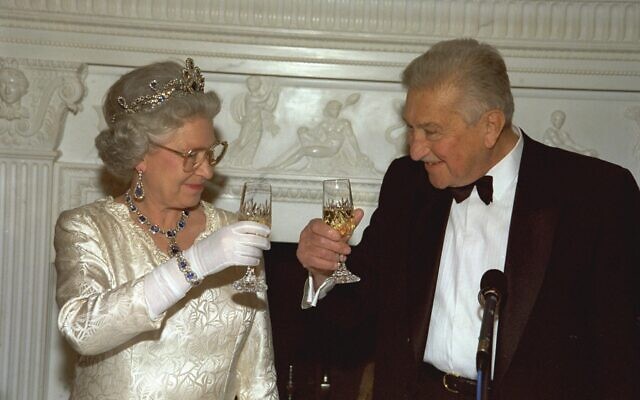 President Ezer Weizman, left, and Britain's Queen Elizabeth II share a toast during an official dinner in her honor hosted by Weizman at Spencer House in London, February 1997. (Government Press Office)