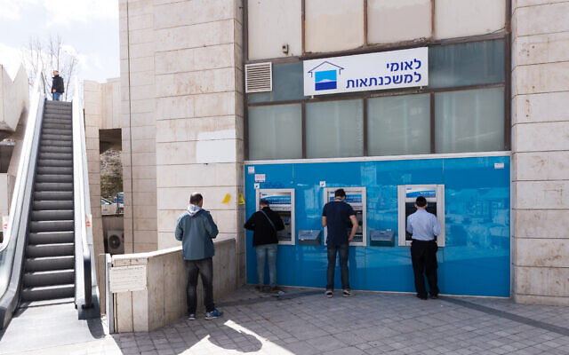 Israelis at an ATM machine in Jerusalem on February 22, 2018. (Dario Sanchez/Flash90)