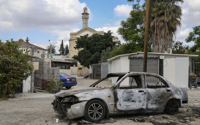 A burned-out car following riots in the mixed Jewish-Arab city of Lod, May 23, 2021. (Flash90)