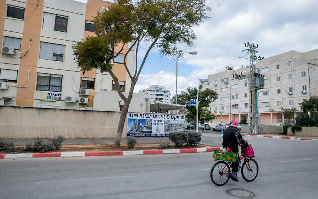 A sign for a Pinui V'Binui (evacuate and rebuild) urban renewal project in the southern Israeli city of Ashdod, on January 26, 2022. (Yossi Aloni/Flash90)