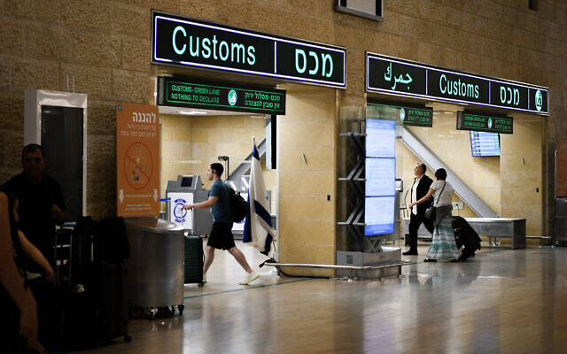 Travelers at Ben Gurion International Airport near Tel Aviv, on September 7, 2022. (Arie Leib Abrams/Flash90)
