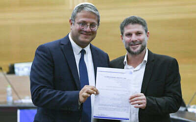 Otzma Yehudit head Itamar Ben Gvir (left) and Religious Zionism leader Bezalel Smotrich submit their joint electoral list to the Central Election Committee at the Knesset on September 14, 2022. (Arie Leib Abrams/Flash90)