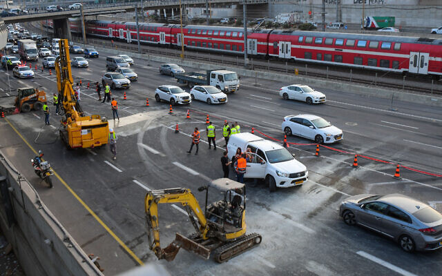 Repairs on the Ayalon highway after a large sinkhole opened in Tel Aviv, September 18, 2022 (Avshalom Sassoni/Flash90)