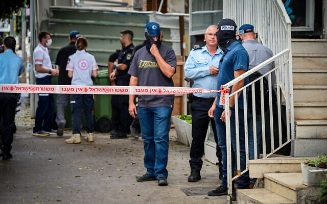 Police at the scene where the body of a Mousa Sarsour, suspected of killing an 84-year-old woman in Holon, was found in central Tel Aviv on September 21, 2022. (Avshalom Sassoni/Flash90)