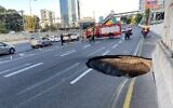 A sinkhole on the Ayalon highway in Tel Aviv, September 17, 2022. (Ayalon Highway)