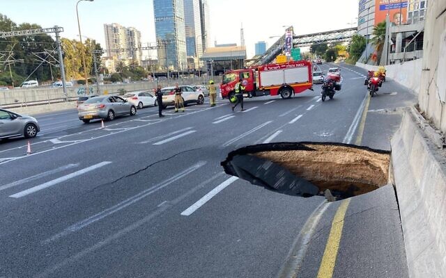 A sinkhole on the Ayalon highway in Tel Aviv, September 17, 2022. (Ayalon Highway)