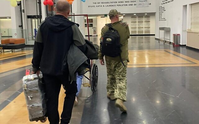 Two Ukrainian soldiers who were injured in the war in Ukraine arrive at Sheba medical center, September 26, 2022 (Sheba medical center via Twitter; used in accordance with clause 27a of the Copyright Law)