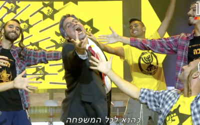 A scene on Israel's satirical "Eretz Nehederet" TV show featuring an impersonation of Otzma Yehudit leader Itamar Ben Gvir, aired on Channel 12, September 21, 2022. (screenshot)