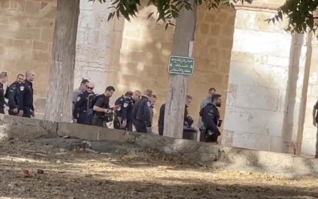 Israel Police Commissioner Yaakov 'Kobi' Shabtai and other officers tour the Temple Mount in Jerusalem's Old City on September 27, 2022, as Jewish visits to the flashpoint holy site resumed on the second day of Rosh Hashanah. (Twitter screenshot, used in accordance with Clause 27a of the Copyright Law)
