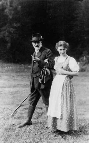 Sigmund and Anna Freud, circa 1913. (Public domain)