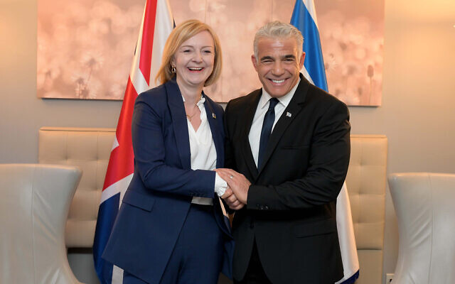 Prime Minister Yair Lapid, right, meets with UK Prime Minister Liz Truss, left, in New York City, Septemer 21, 2022. (Avi Ohayon/GPO)