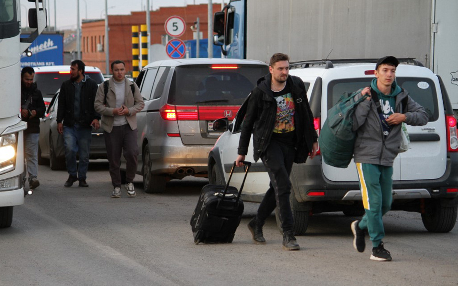 Russians arrive in Kazakhstan at the Syrym border crossing point on September 27, 2022. (AFP)