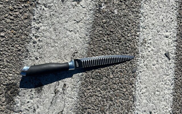 A knife a Palestinian woman was allegedly armed with as she approached the al-Jib checkpoint near Jerusalem, September 11, 2022. (Israel Police)