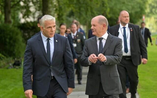 Prime Minister Yair Lapid (left) walks with German Chancellor Olaf Scholz in Berlin, September 12, 2022. (Kobi Gideon/ GPO)