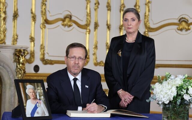 President Isaac Herzog and his wife, Michal, sign a condolences book at Lancaster House in London on September 18, 2022. (Rory Arnold/ 10 Downing Street)