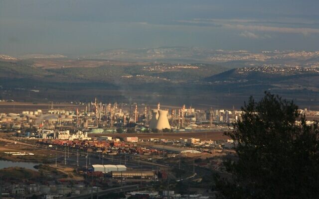 View of the oil refineries and the industrial area of Haifa Bay, October 28, 2008. (Chen Leopold/Flash90)