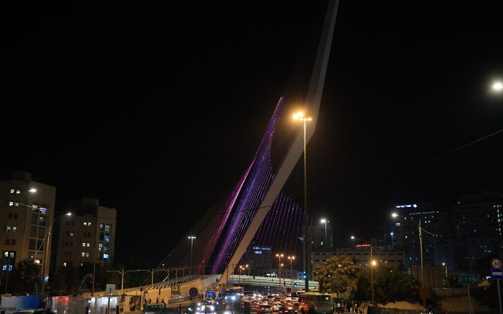 A view of Jerusalem's Bridge of Strings at night. (Yulia Berzon/PAMI)