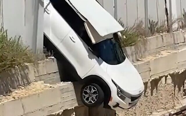 Car hangs over a hole after teen driver drove through a fence, September 13, 2022 (Screen grab via Twitter used in accordance with Clause 27a of the Copyright Law)