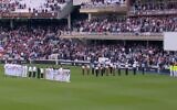 Cricket fans and players observe silence in the third Test between England and South Africa in tribute to Queen Elizabeth II, The Oval, London, September 10, 2022. (Screen grab)