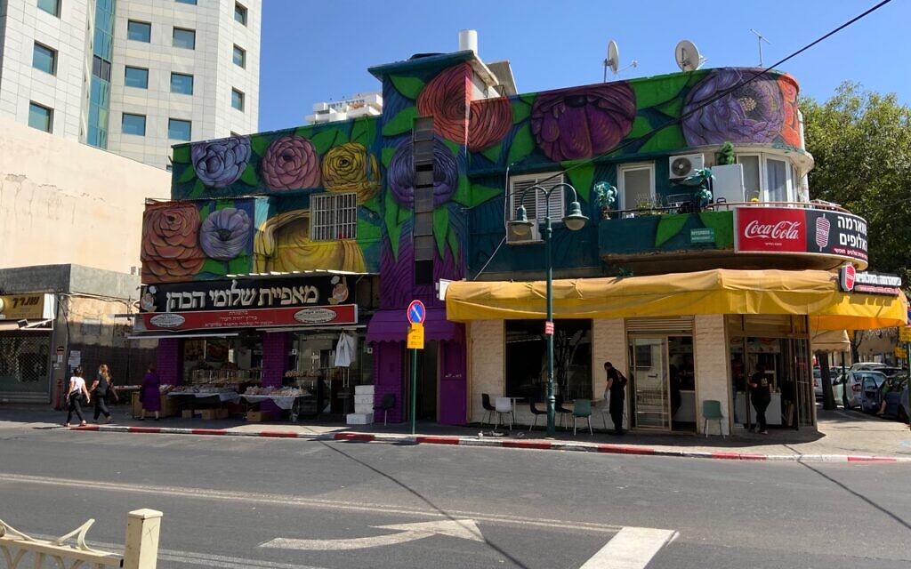 Histadrut Street, Petah Tikva, designed by Motti Shemesh with Marina Gontcharov. Shira Ariel, October 2022 (courtesy Moti Shemesh/ Israel Airbrush Center)
