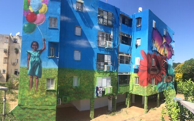 Residential buildings near the Sirkin junction in Petah Tikva, painted by Moti Shemesh, Shira Ariel, Marina Gontcharov. October 2022 (Moti Shemesh/ Israeli Airbrush Center)