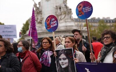 Activists participate in a demonstration on the Place de la Republique in Paris, on September 30, 2022, to support Iranian women following the death of Masha Amini, a 22-year-old Iranian Kurdish woman (Thomas SAMSON / AFP)