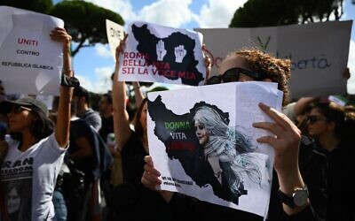 People stage a protest on October 1, 2022 in Rome, following the death of Kurdish woman Mahsa Amini in Iran. (Vincenzo PINTO / AFP)