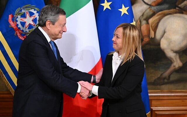 Italy's outgoing prime minister, Mario Draghi and Italy's new prime minister, Giorgia Meloni shake hands during the cabinet minister bell handover ceremony at Palazzo Chigi in Rome on October 23, 2022 (Andreas SOLARO / AFP)