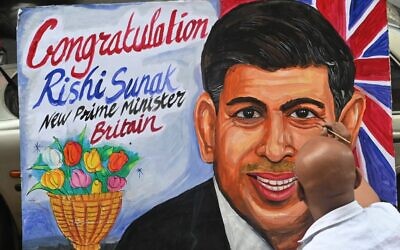Art teacher Sagar Kambli paints a picture of new Conservative Party leader and incoming British prime minister Rishi Sunak, in Mumbai on October 25, 2022. (INDRANIL MUKHERJEE / AFP)