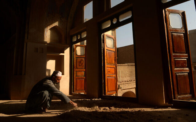 An Afghan worker reconstructs part of the Yu Aw synagogue in Herat, Afghanistan. (AFP/Getty via JTA)