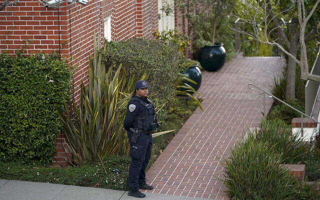 A police officer stands outside the home of Paul Pelosi, the husband of US House Speaker Nancy Pelosi, in San Francisco, October 28, 2022. (AP Photo/Godofredo A. Vásquez)