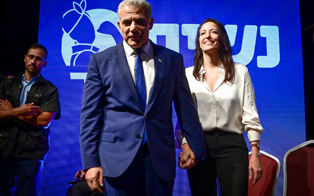 Israeli prime minister and leader of the Yesh Atid party Yair Lapid and his wife Lihi attend an election campaign event of the Yesh Atid party in Tel Aviv, September 8, 2022. (Avshalom Sassoni/Flash90)