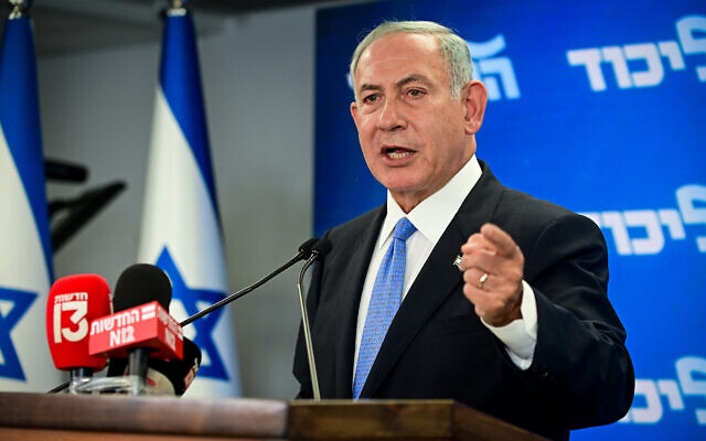 Likud leader Benjamin Netanyahu speaks to the media in Tel Aviv on October 3, 2022. (Avshalom Sassoni/Flash90)