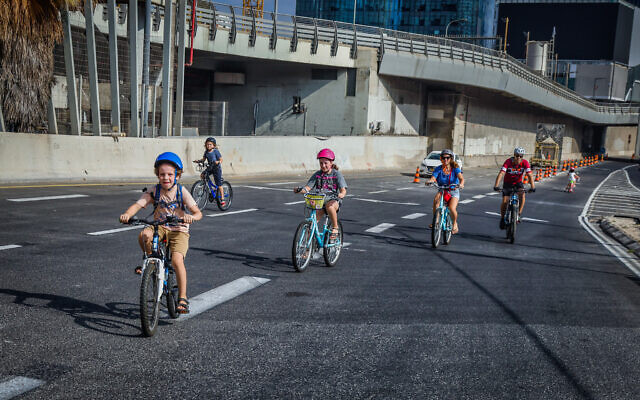 Israelis ride their bicycles along the empty Ayalon highway in Tel Aviv, on Yom Kippur, the Day of Atonement, and the holiest of Jewish holidays, October 5, 2022. (Flash90)