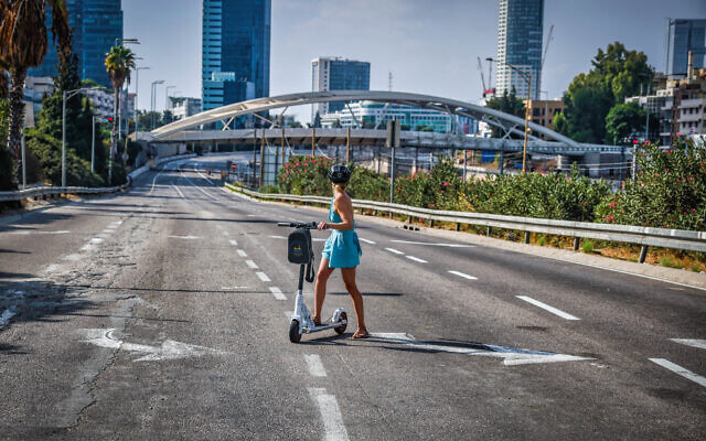 Israelis ride their bicycles along the empty Ayalon highway in Tel Aviv, on Yom Kippur, the Day of Atonement, and the holiest of Jewish holidays, October 5, 2022. (Flash90)