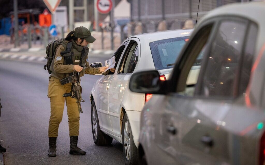 An Israeli soldier checks cars at the "tunnel" checkpoint, near Jerusalem, October 12, 2022. (Yonatan Sindel/Flash90)