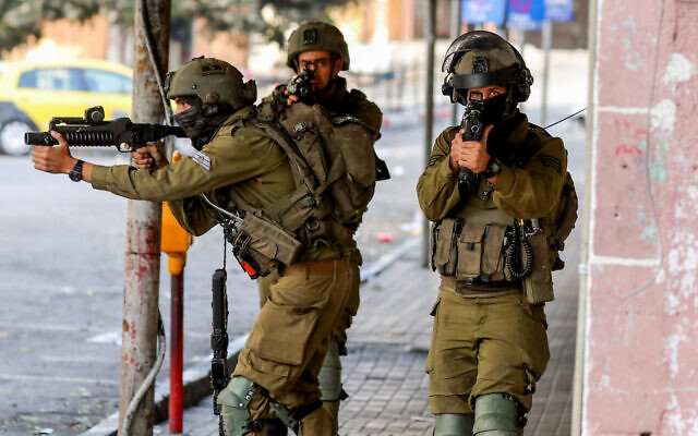 Israeli troops clash with Palestinians in the West Bank city of Hebron, October 30, 2022. (Wisam Hashlamoun/Flash90)