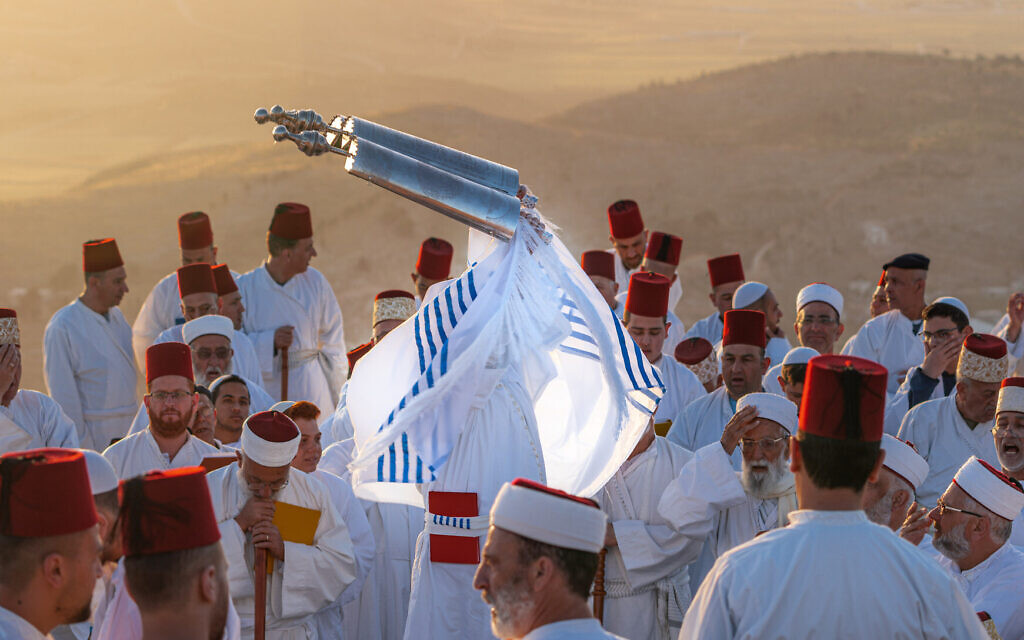 Samaritan priest lifting a Torah scroll (Eitan Bino/Courtesy of Museum of the Bible)
